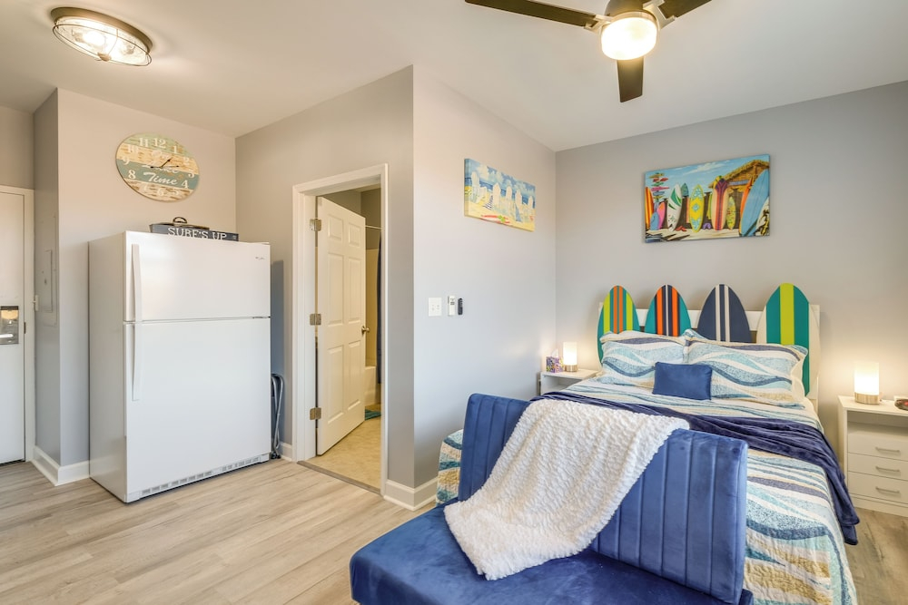 Surfboard-themed Huddleston Studio w/ Beach Access