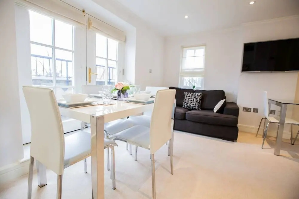 Light & Airy 1bed Barons Court Flat Lift & Balcony