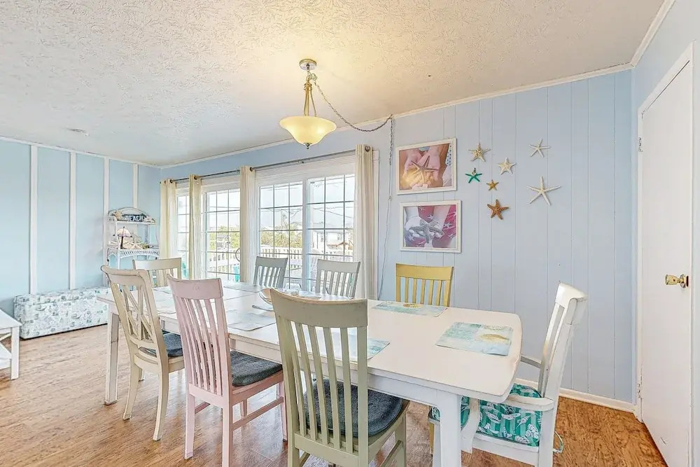 Serene 2-level Home With Wifi & Deck - Walk to Beach, 1 dog Welcome
