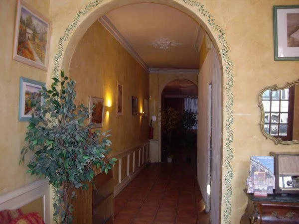 SQUARE HOTEL