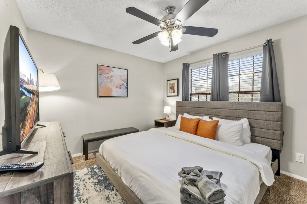 Roomy Sola 1BR King Suite Close to DT w Pool