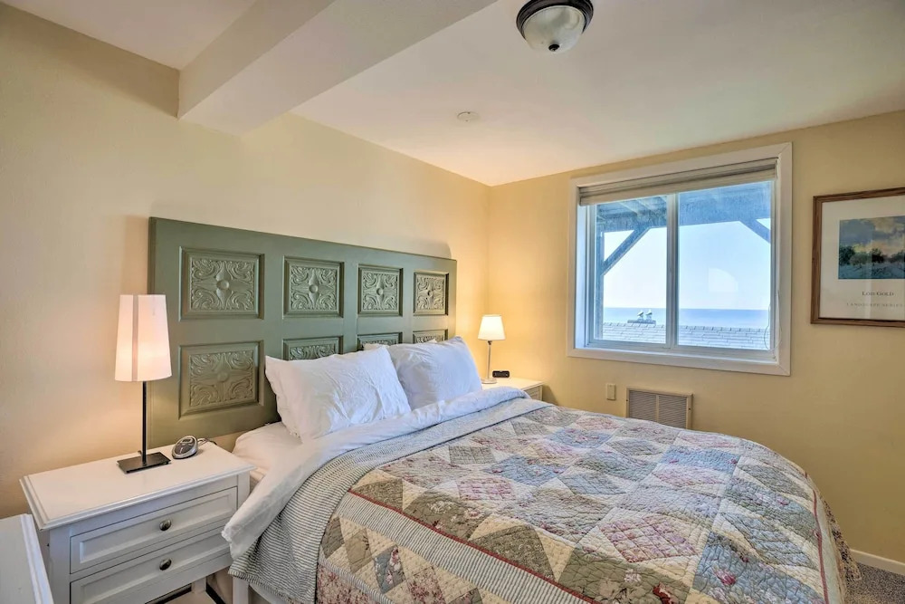 Exquisite Oceanside House w/ Pacific Views & Deck!