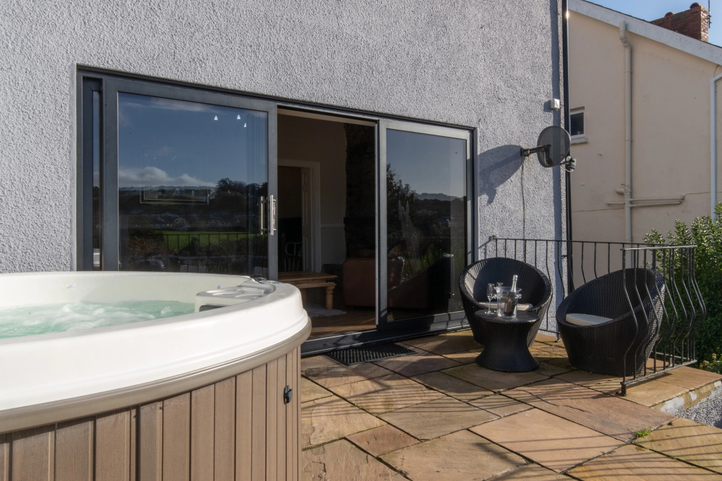 Cartref - Beautiful Cottage, Hot Tub, Countryside Views