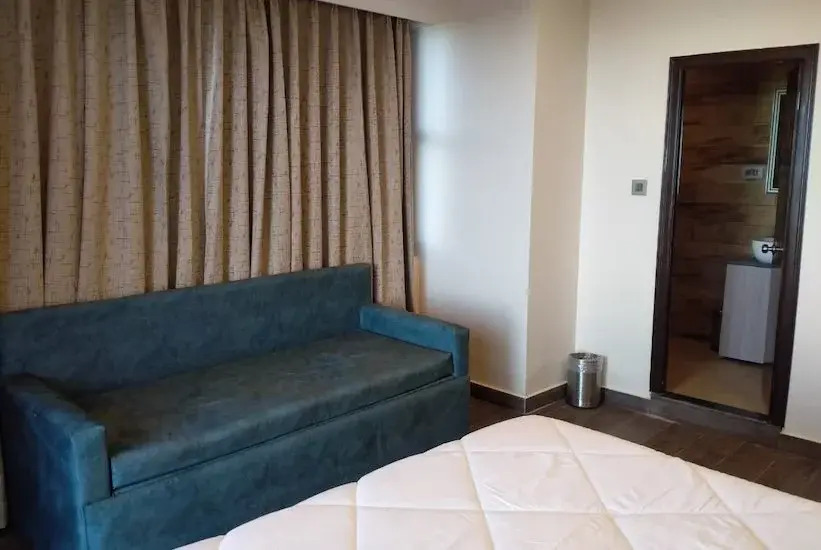 Hotel Leosh Lansdwone