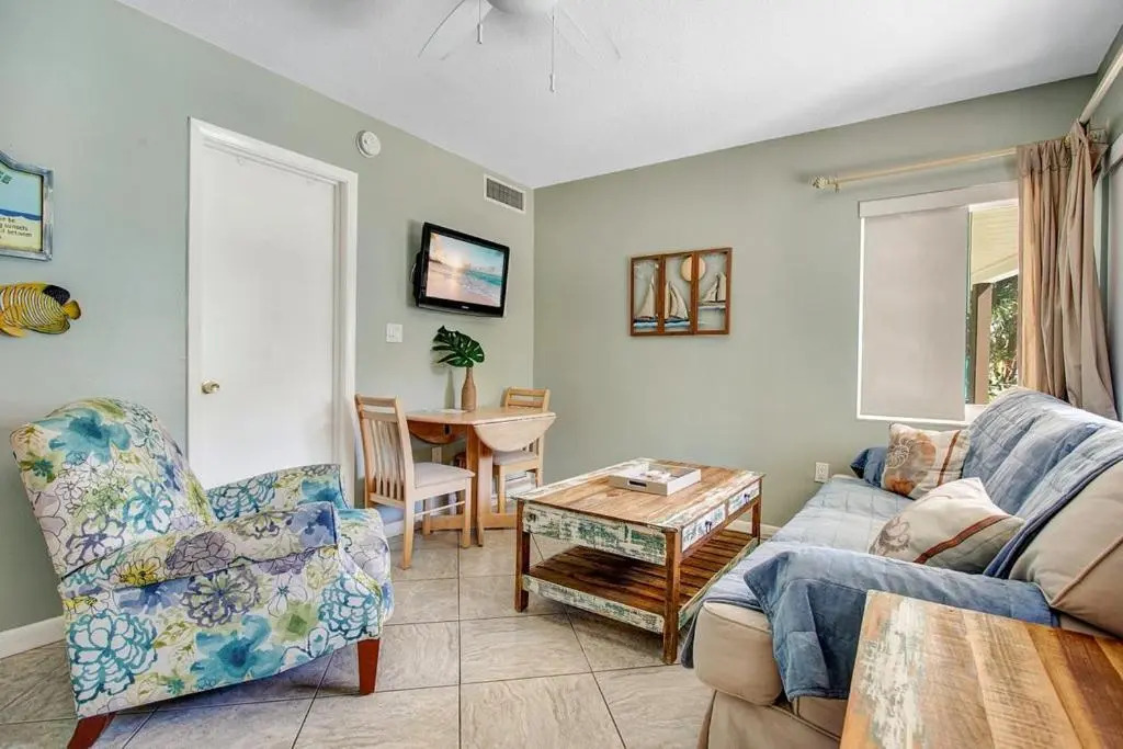 Five Palms Suite 102 - Daily - Weekly - Monthly