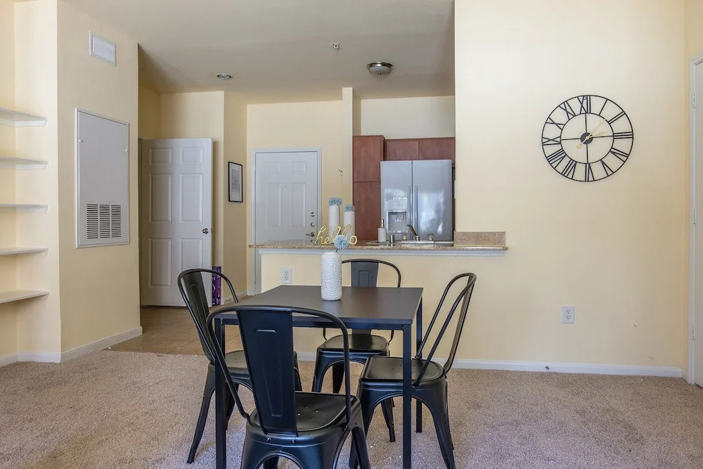 1 and 2 BR Apts in Downtown by Frontdesk