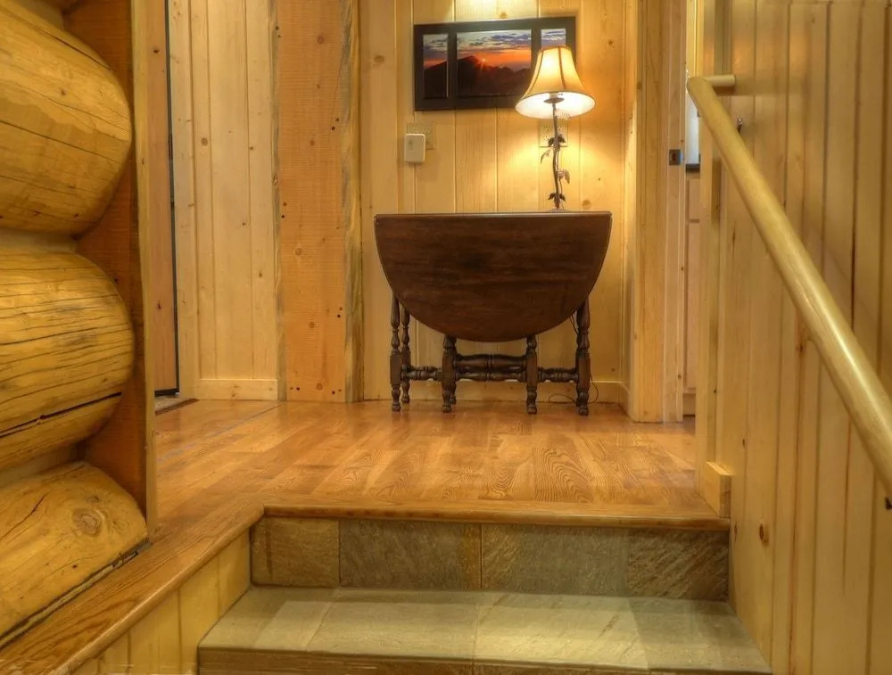 Mounticello Log Cabin - 4 Br Home