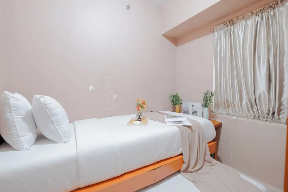 Modern 2BR Apartment for 4 Pax at Springlake Summarecon