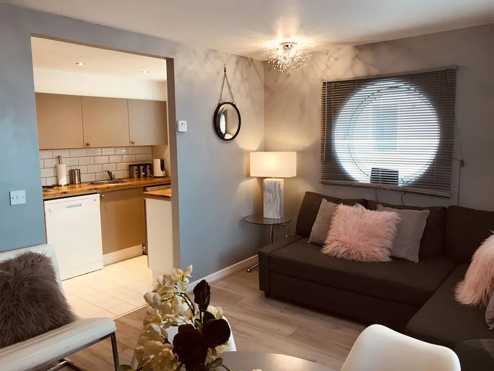 2 Bedroom Luxe Dockland Apartment with Parking