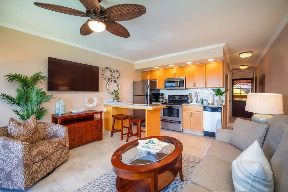 Kuleana 409 Oceanfront 1 bedroom 1 bath condo 1 Condo by RedAwning