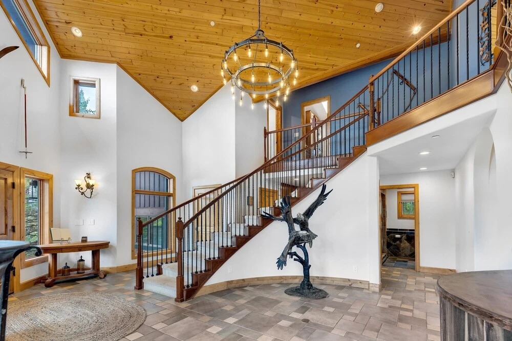 Majestic Lodge Retreat Amenities & Views