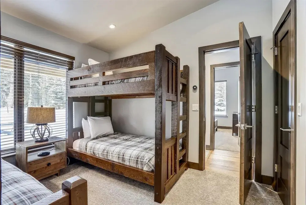 Five Peaks Townhouse with Garage and Hot Tub by RedAwning