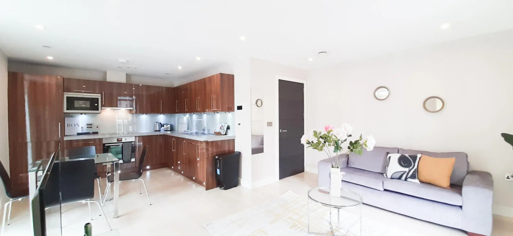 Luxurious Two Bed Two Bath with Balcony in Angel