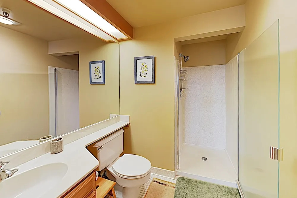New Listing! W/ Balcony, Lake Views, Hot Tub 2 Bedroom Condo