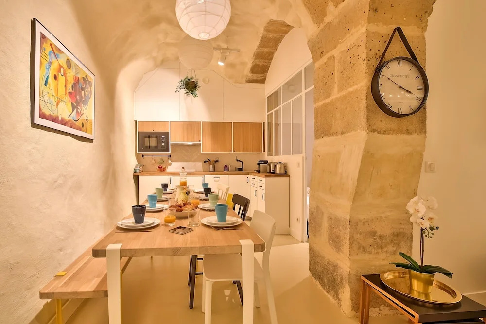 New Stunning 4 Bdrs Apt, With AC – Le Marais