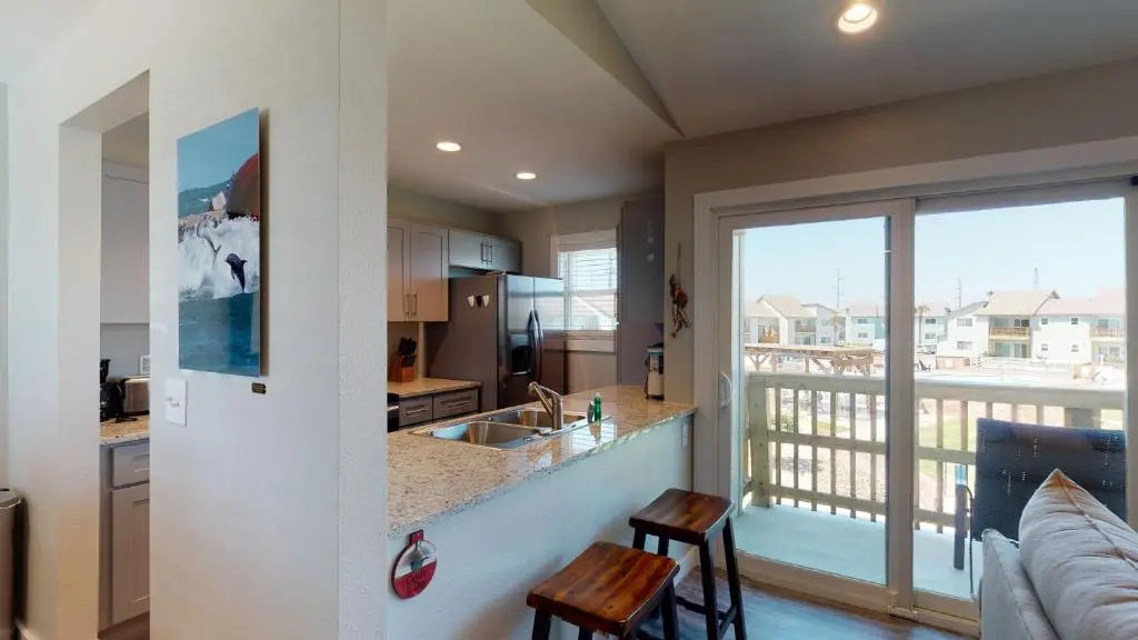 AH-B204 Remodeled 2nd Floor Condo, Shared Pool & Hot Tub, Near Marina