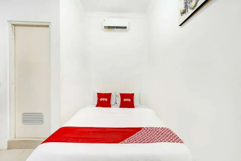RedDoorz Syariah at Homestay Bougenville near Taman Alun-Alun Kota Lamongan