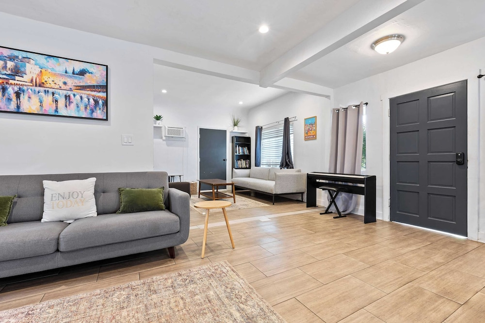 10mins to Rodeo Drive, 15mins to Venice Modern 4bdr Shenandoah by Avantstay