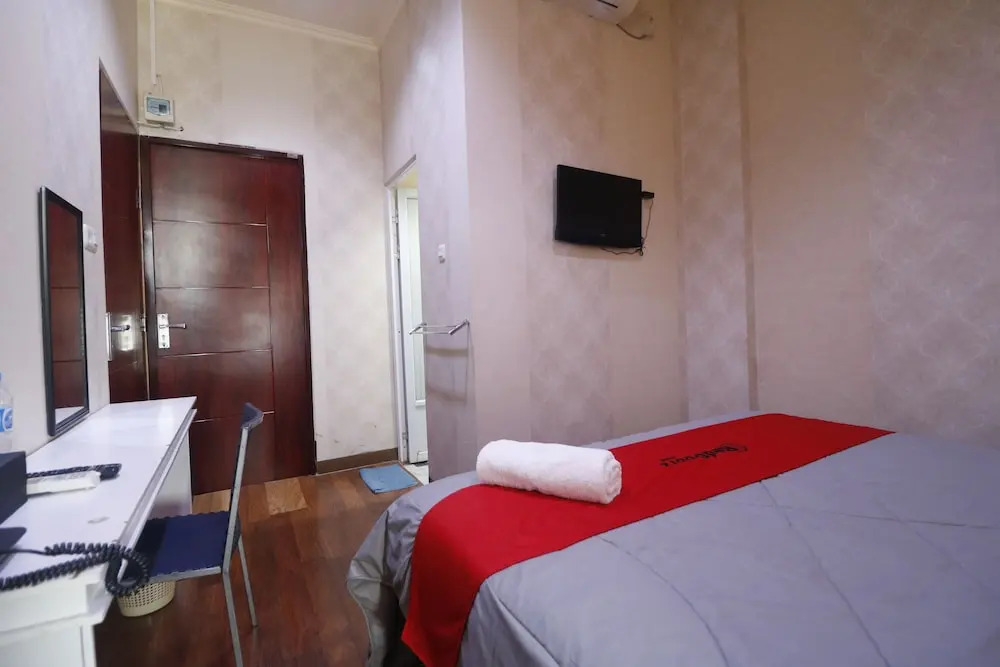 RedDoorz @ Marina Manado