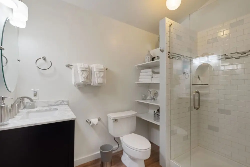 Pine Street Loft – Steps from Old Town Square!