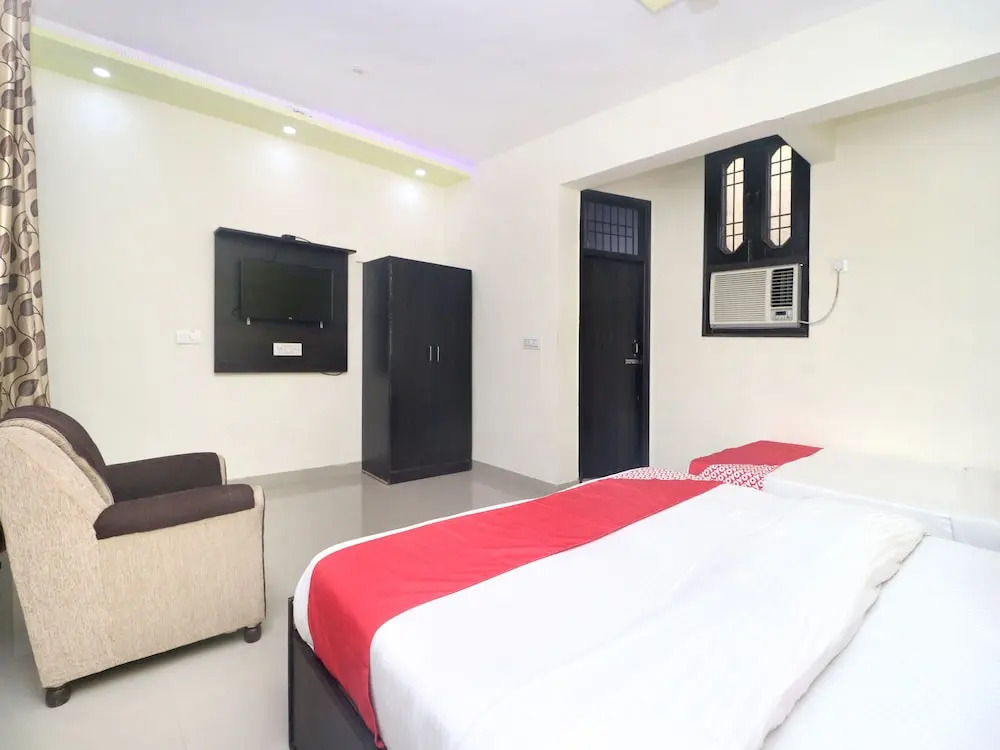OYO 16693 Hotel Omni