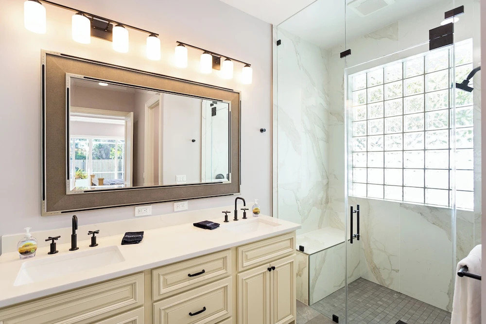 Imola: Newly Remodeled Pool Home Minutes from Vanderbilt Beach. Family-Friendly Retreat with 4 BR, 3.5 Bathrooms, and Private Screened Pool. Perfect Location Near Mercato and Naples Attractions