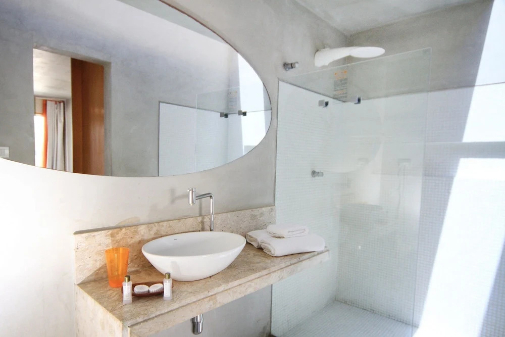 Cocoon Hotel & Lounge