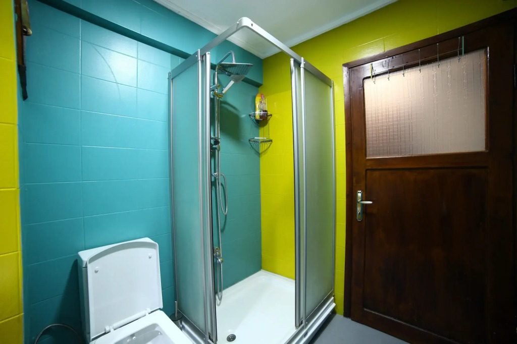 YOLO Hostel