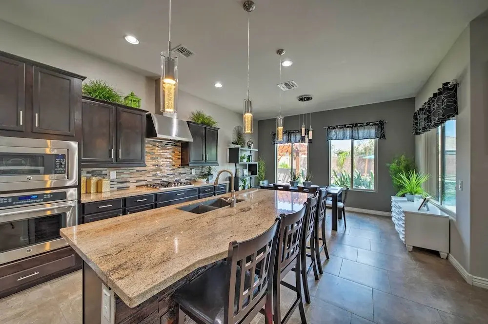 Hot Tub & Putting Green: Home in Surprise