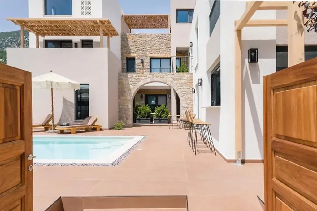13 Keys Suites