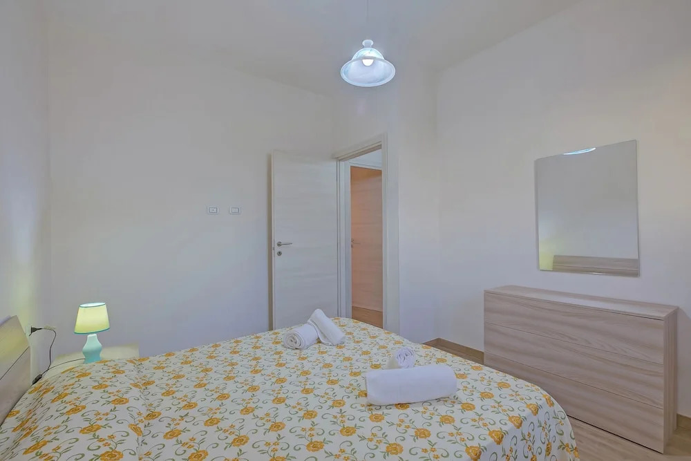 Le Bianche Apt 2 with Garden near The Sea