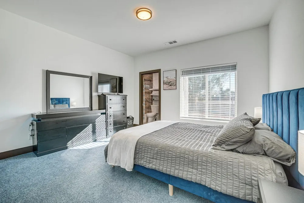 Fully Updated! Prime Riverside Spot Near Dtwn