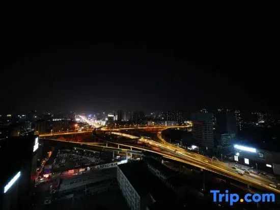 Old Youth · Tomorrow International Youth Hostel (Jinan Daming Lake Railway Station Chaoran Building)