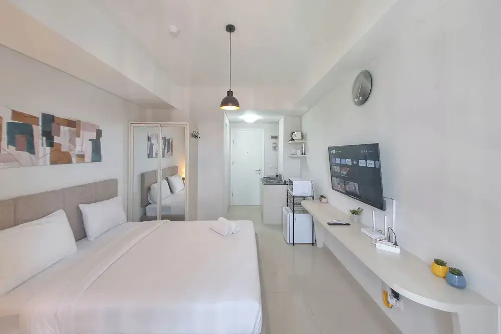 Modern Look and Comfortable Studio Barsa City Apartment By Travelio