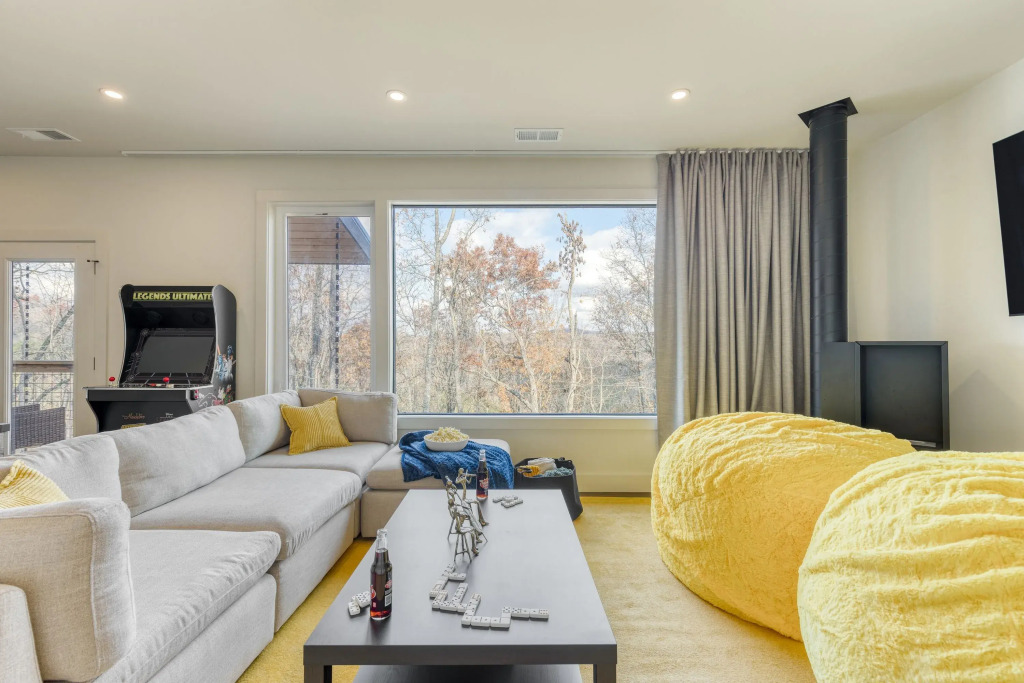 Dark Horse by Avantstay Secluded 5bdr w/ Hot Tub, Game Room, Deck Forest Views