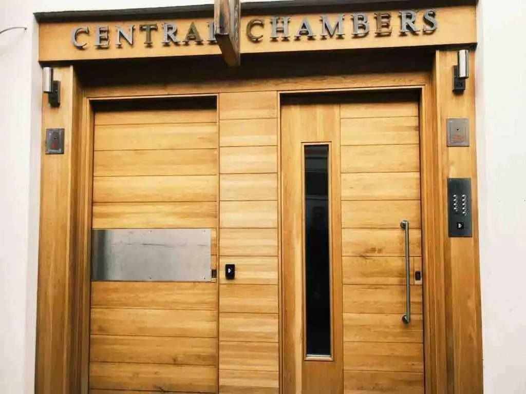 CC - Central Location Top Floor 2 Bed Deluxe Modern Apartment