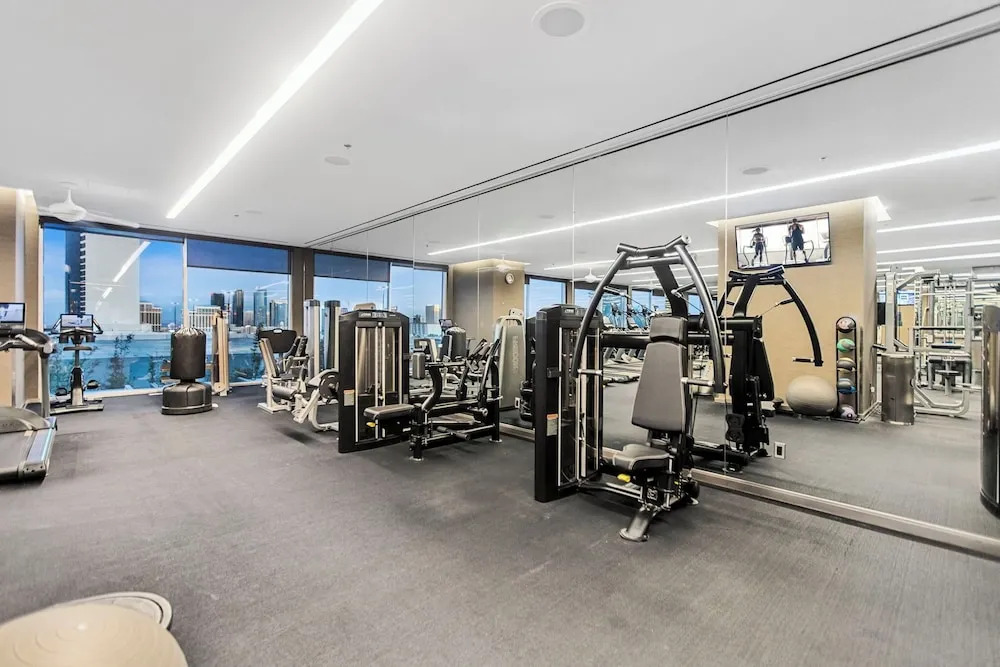 Full Strip Views - Open Balconies - Free Parking Jacuzzi Tub - High Floor