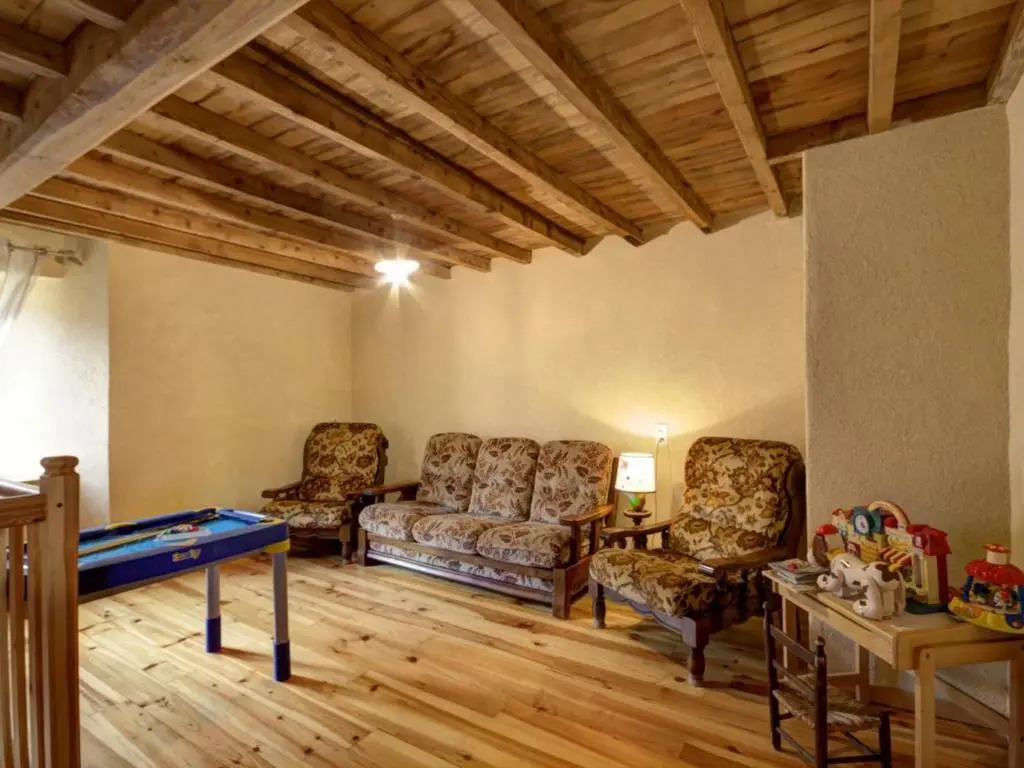 Gîte en Pierre Rest. avec Cheminée et Jardin, Parc Livradois-Forez - FR-1-496-19