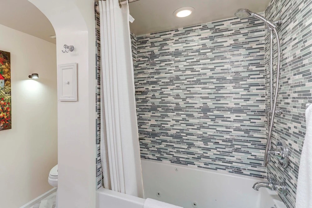 Walkable Green Lake Studio w/ Fireplace