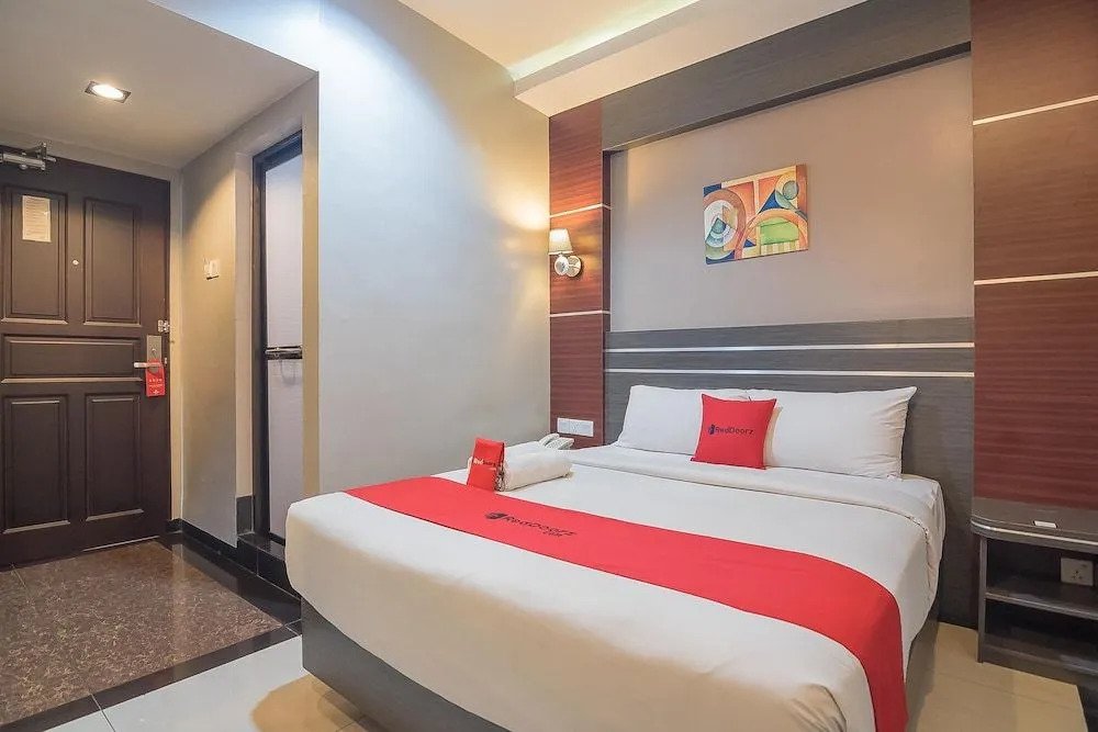 RedDoorz Premium near Harbour Bay Mall Batam 2