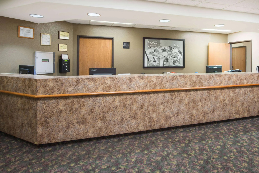 Super 8 by Wyndham Iola KS