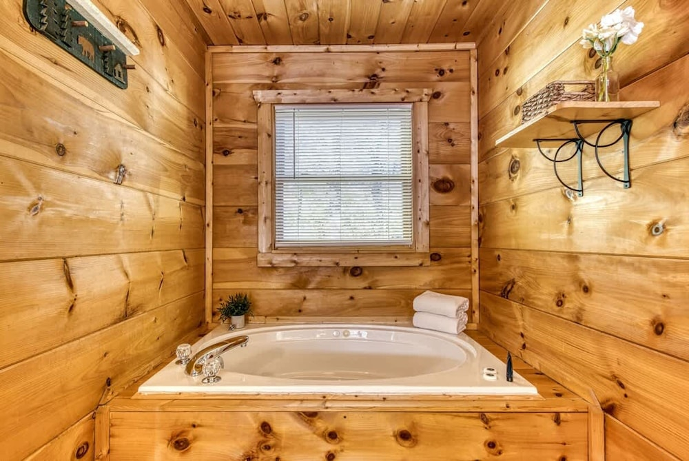 Whispering Pines by Beyond Expectations With Hot Tub