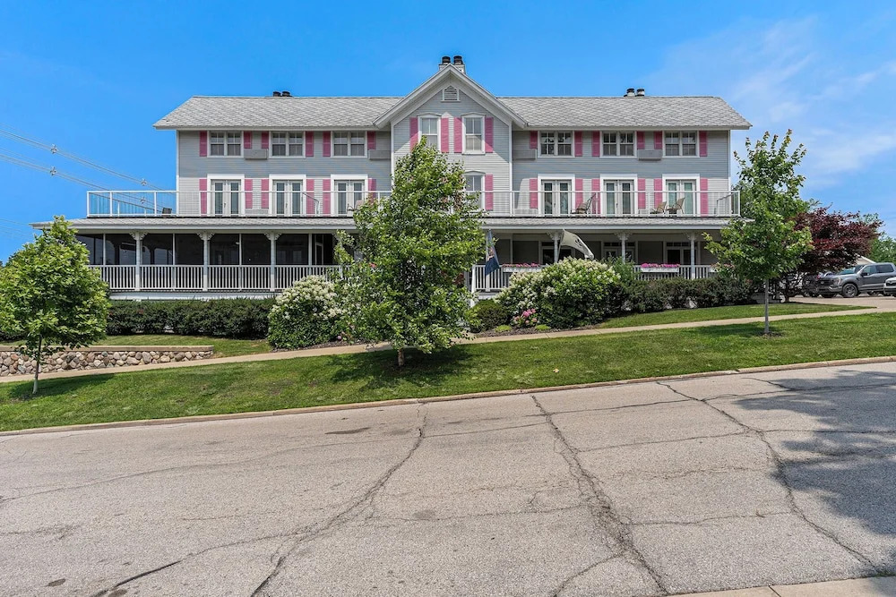 Harbor House Inn
