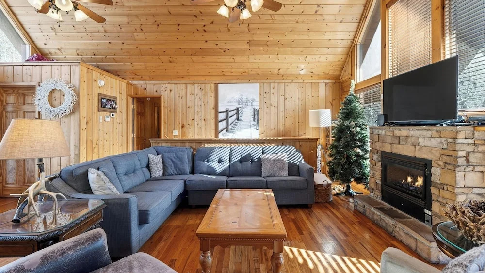 Grand Getaway Cabin by Avantstay A-frame Retreat + Hot Tub + Pool Access, Game Room Mins to Dollywood