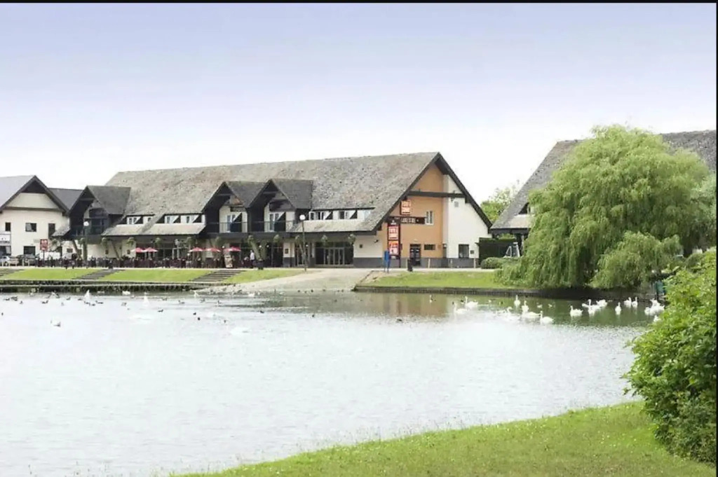 OYO Lakeside Willen Lake Milton Keynes