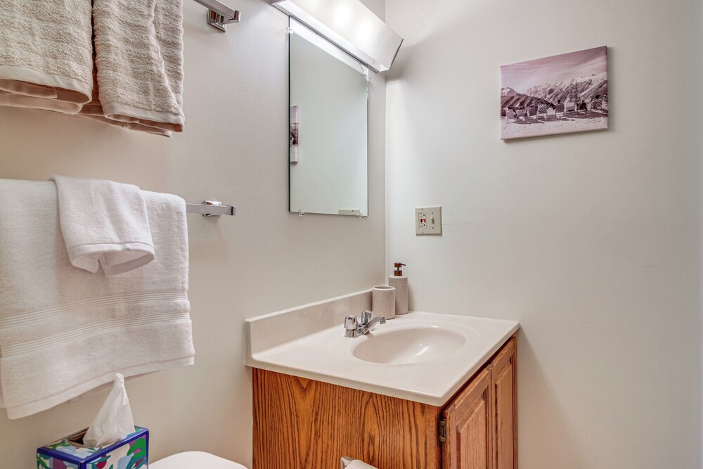 'bearfoot Apres' Mtn-view Condo < 1 Mi to Mt Snow!