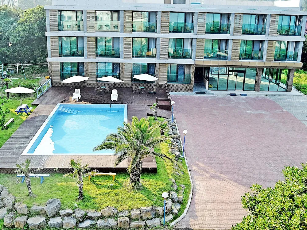 Memoria Pool Villa Family Pension