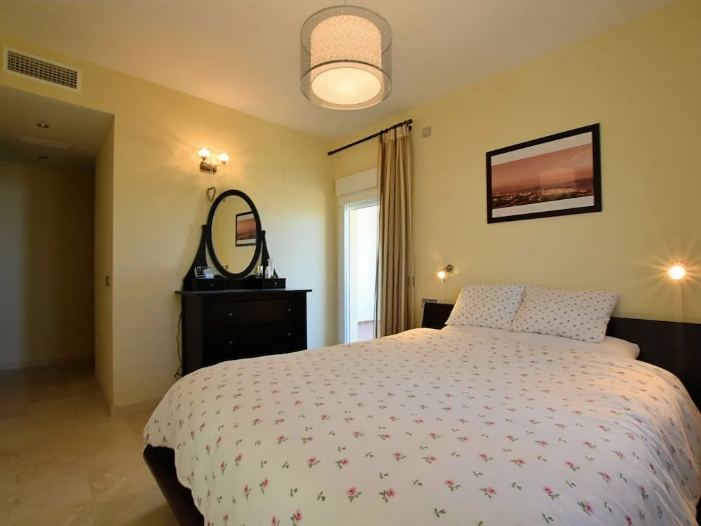 Comfortable apartment with sea views near Estepona, within walking distance from the sea