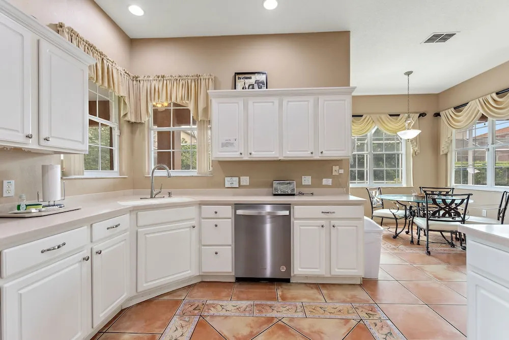 6 Bedroom Premium Home With Pool, Spa and Games Room #800