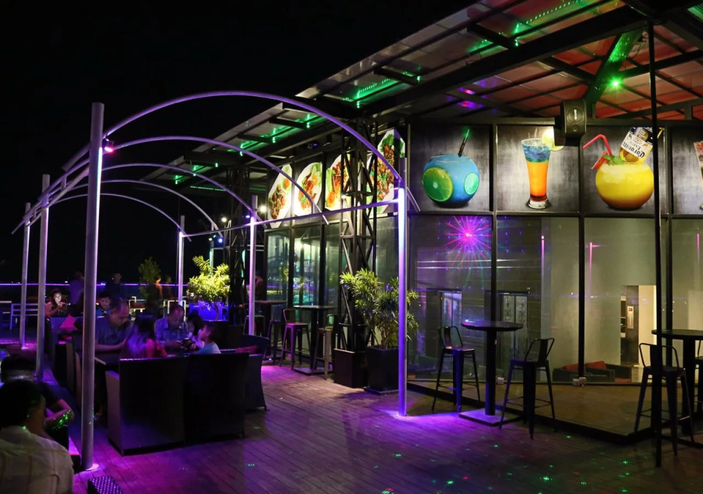 Yeak Loam Hotel
